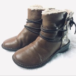 UGG Caspia Brown Leather Lace Up Short Boots sz 6
